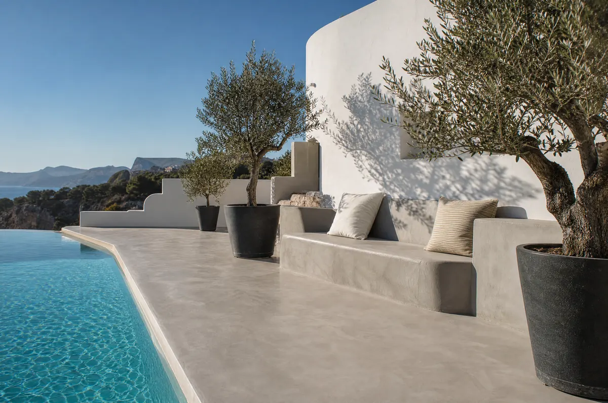 Terraza y piscina en MicroStone