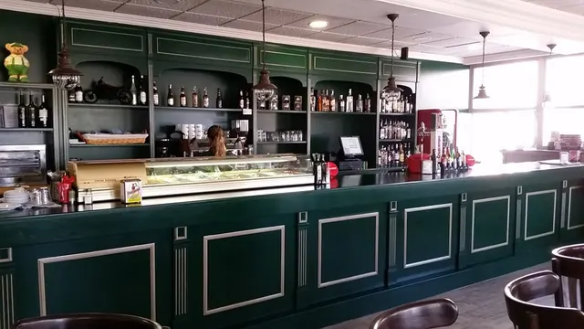 Barra y estanterías en verde carruaje con detalles en oro viejo
