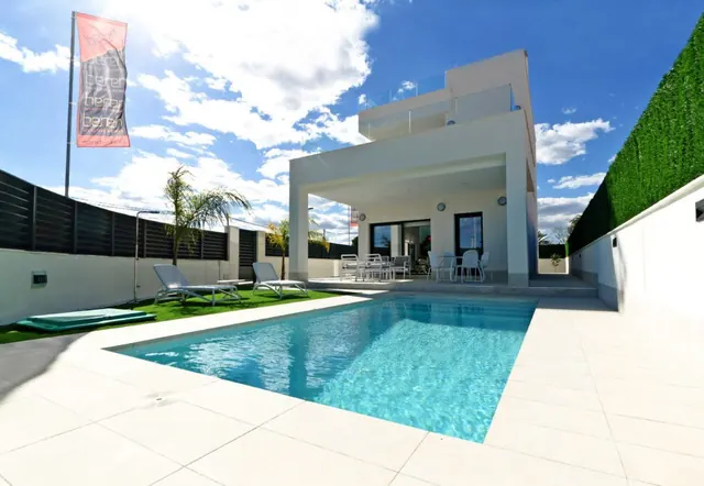 Villa de tres plantas con piscina de gresite blanco en La Marina, Elche