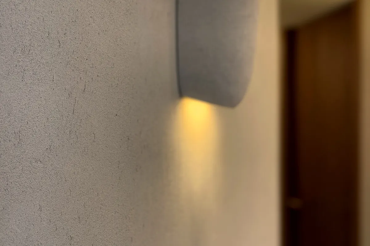 Aplique de pared sobre revestimiento de cal en tono claro