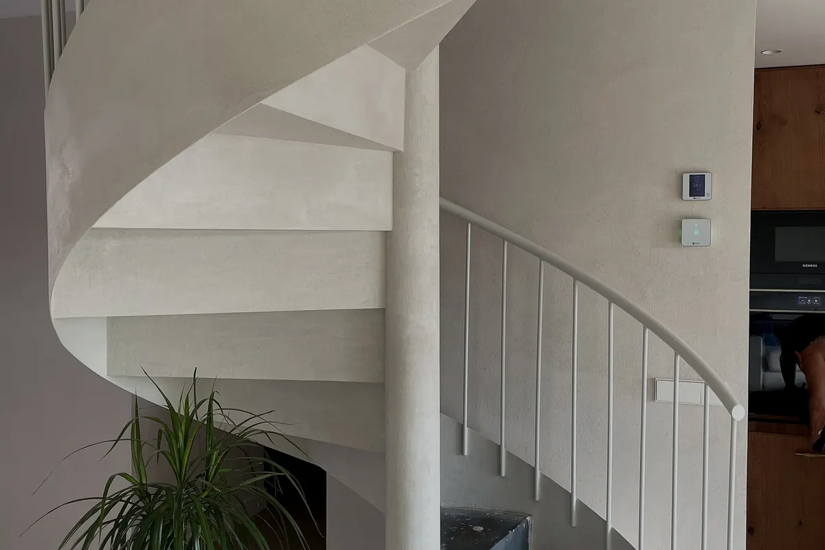 Intradós y zanca de la escalera helicoidal revestidos en continuo con MicroStone