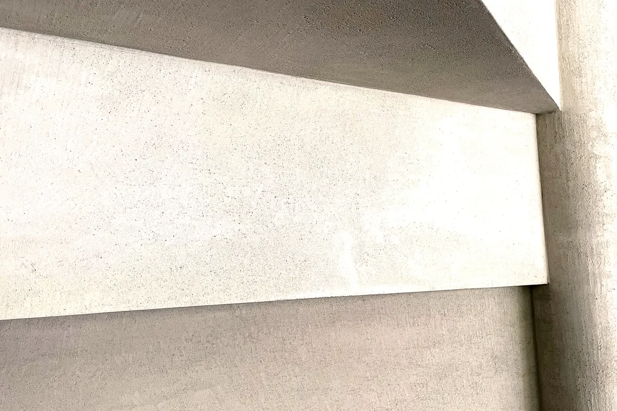 Detalle de peldaños de microcemento MicroStone con aristas trabajadas a mano
