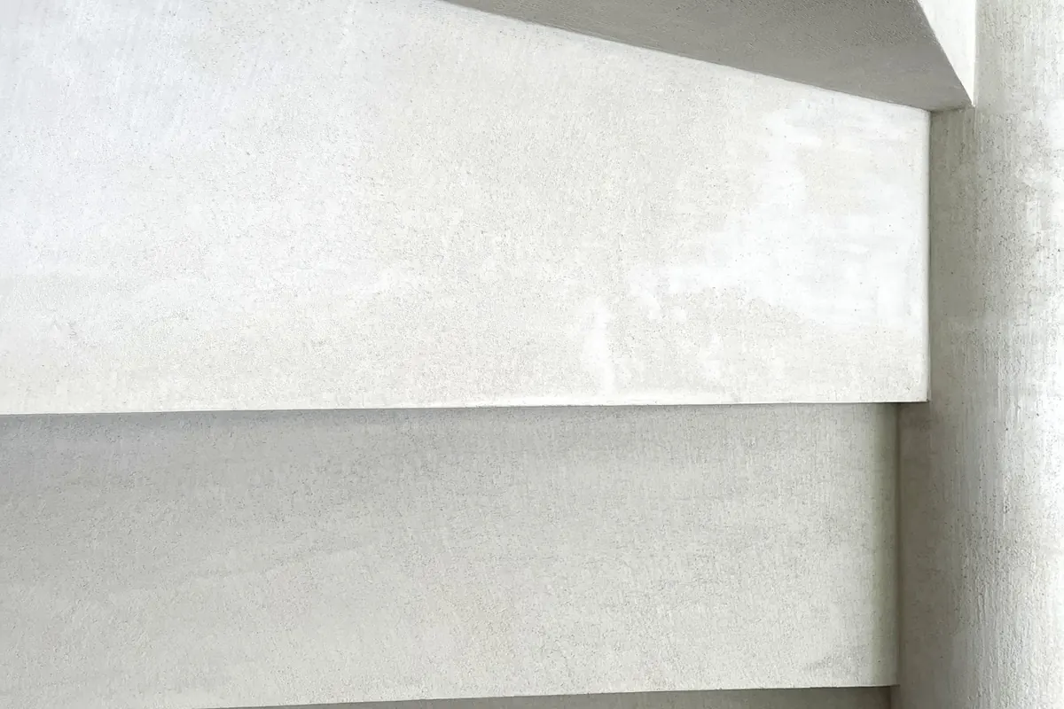 Textura de microcemento en tabica y peldaño de la escalera